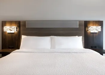 Holiday Inn Express & Suites Kansas City KU Medical Center by IHG hotel thumbnail 4