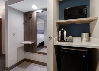 Holiday Inn Express & Suites Kansas City KU Medical Center by IHG hotel thumbnail 6