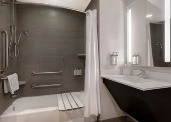 Holiday Inn Express & Suites Kansas City KU Medical Center by IHG hotel thumbnail 8