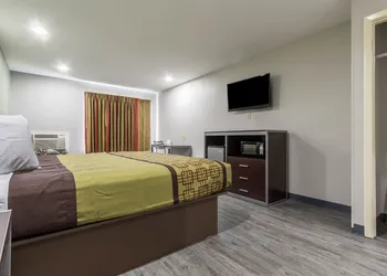 Scottish Inn and Suites hotel thumbnail 6