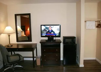 Valley Oaks Inn Woodland hotel thumbnail 5