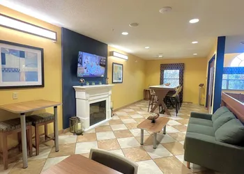 Microtel Inn & Suites by Wyndham Chili/Rochester Airport hotel thumbnail 2