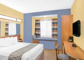 Microtel Inn & Suites by Wyndham Chili/Rochester Airport hotel thumbnail 4
