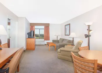Wingate by Wyndham Bentonville AR hotel thumbnail 8