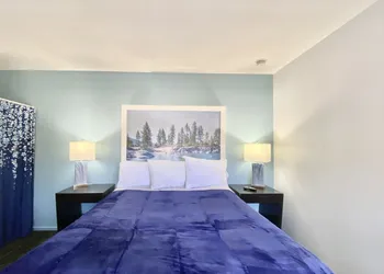 Bluebird Day Inn & Suites hotel thumbnail 2