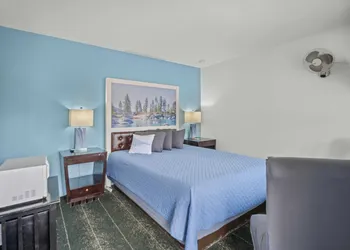 Bluebird Day Inn & Suites hotel thumbnail 5
