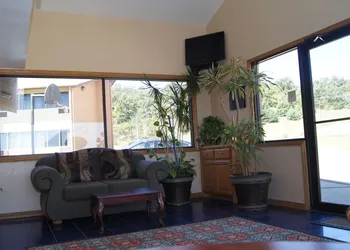 Holiday Lodge & Suites hotel thumbnail 4