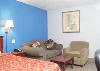 Holiday Lodge & Suites hotel thumbnail 5