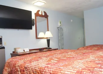 Holiday Lodge & Suites hotel thumbnail 8