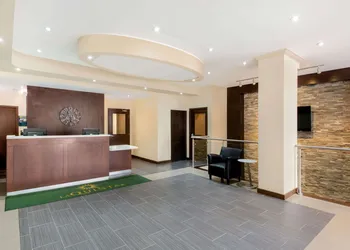 La Quinta Inn & Suites by Wyndham Oshawa hotel thumbnail 2