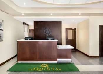 La Quinta Inn & Suites by Wyndham Oshawa hotel thumbnail 3