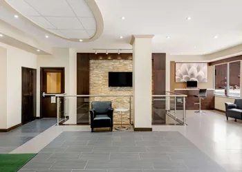 La Quinta Inn & Suites by Wyndham Oshawa hotel thumbnail 4