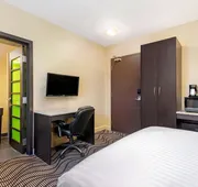 La Quinta Inn & Suites by Wyndham Oshawa hotel detail image 5