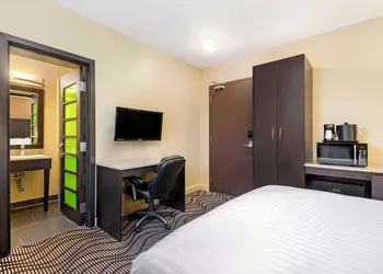 La Quinta Inn & Suites by Wyndham Oshawa hotel thumbnail 5