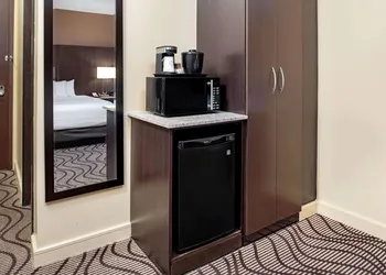 La Quinta Inn & Suites by Wyndham Oshawa hotel thumbnail 6