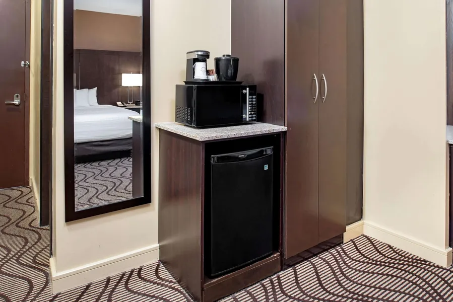La Quinta Inn & Suites by Wyndham Oshawa hotel detail image 6