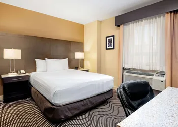 La Quinta Inn & Suites by Wyndham Oshawa hotel thumbnail 7