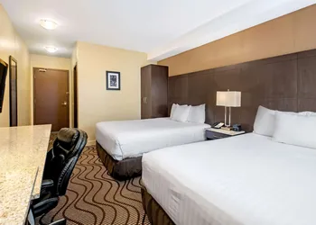 La Quinta Inn & Suites by Wyndham Oshawa hotel thumbnail 8