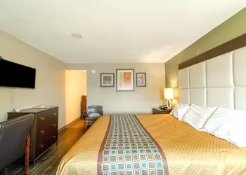 Deluxe Inn Miami, OK hotel thumbnail 5