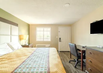 Deluxe Inn Miami, OK hotel thumbnail 6