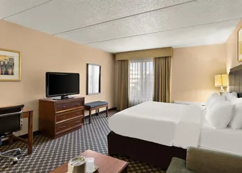 Hotel RL Cleveland Airport West hotel thumbnail 2