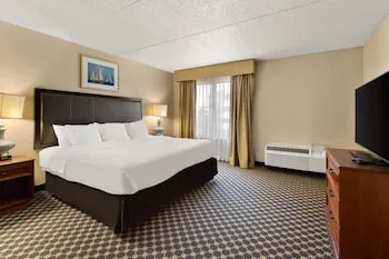 Hotel RL Cleveland Airport West hotel thumbnail 3