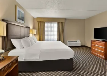 Hotel RL Cleveland Airport West hotel thumbnail 4