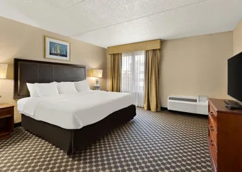 Hotel RL Cleveland Airport West hotel thumbnail 2