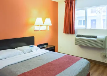 Motel 6 Bakersfield, CA - East hotel thumbnail 8