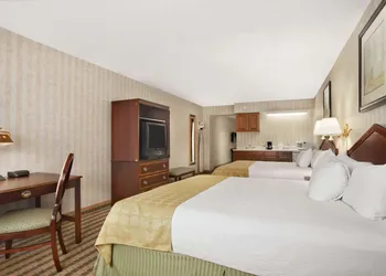 Ramada by Wyndham Saginaw Hotel & Suites hotel thumbnail 4