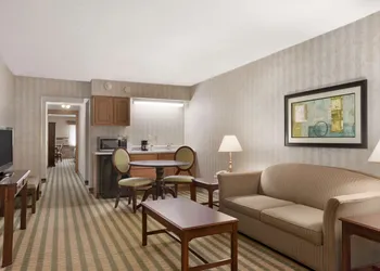 Ramada by Wyndham Saginaw Hotel & Suites hotel thumbnail 5