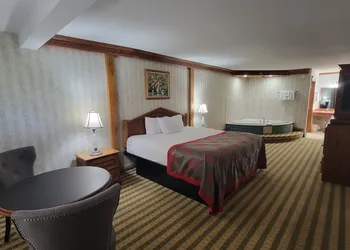Ramada by Wyndham Saginaw Hotel & Suites hotel thumbnail 6