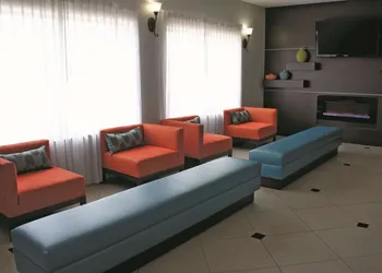 La Quinta Inn & Suites by Wyndham Orange hotel thumbnail 2