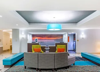 La Quinta Inn & Suites by Wyndham Orange hotel thumbnail 3