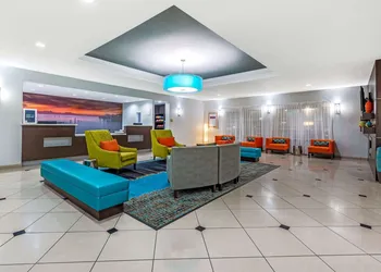 La Quinta Inn & Suites by Wyndham Orange hotel thumbnail 4