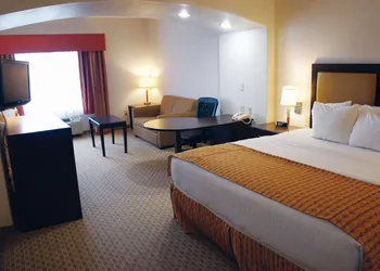 La Quinta Inn & Suites by Wyndham Orange hotel thumbnail 5