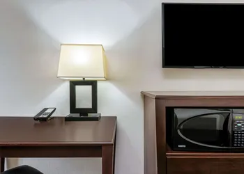 La Quinta Inn & Suites by Wyndham Orange hotel thumbnail 6