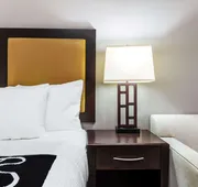 La Quinta Inn & Suites by Wyndham Orange hotel detail image 7