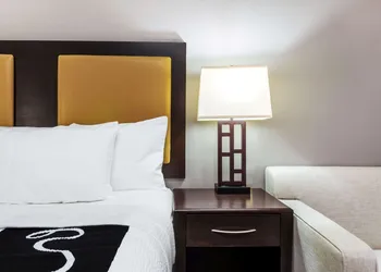 La Quinta Inn & Suites by Wyndham Orange hotel thumbnail 7