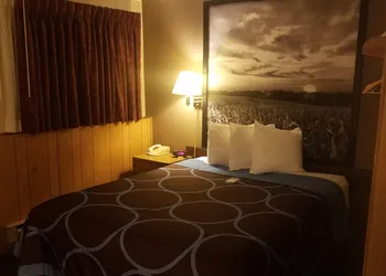 Super 8 by Wyndham Milbank SD hotel thumbnail 8