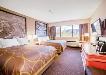 Super 8 by Wyndham Castlegar BC hotel thumbnail 3