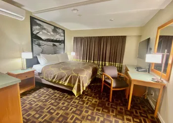 Super 8 by Wyndham Castlegar BC hotel thumbnail 4