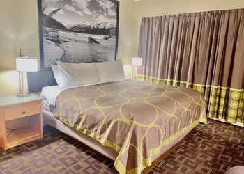 Super 8 by Wyndham Castlegar BC hotel thumbnail 5