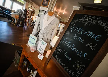 The Lakehouse Inn hotel thumbnail 2