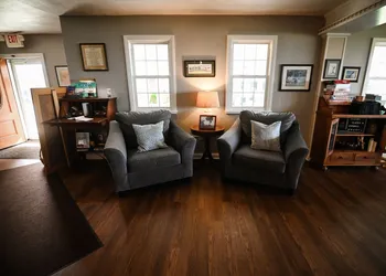 The Lakehouse Inn hotel thumbnail 3