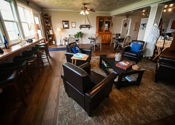 The Lakehouse Inn hotel thumbnail 5