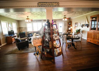 The Lakehouse Inn hotel thumbnail 6