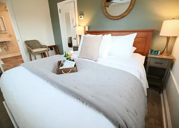 The Lakehouse Inn hotel thumbnail 8