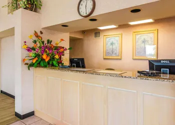Econo Lodge Inn & Suites Gulfport Airport hotel thumbnail 2