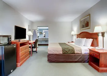 Econo Lodge Inn & Suites Gulfport Airport hotel thumbnail 6